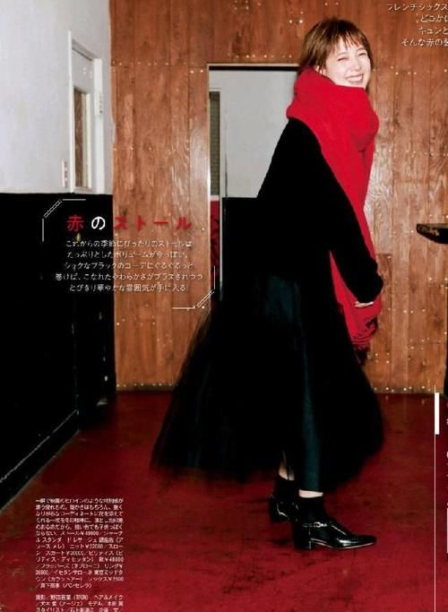 过年绝美配色方案,“红色+棕色”优雅又高级,在人群中美成焦点