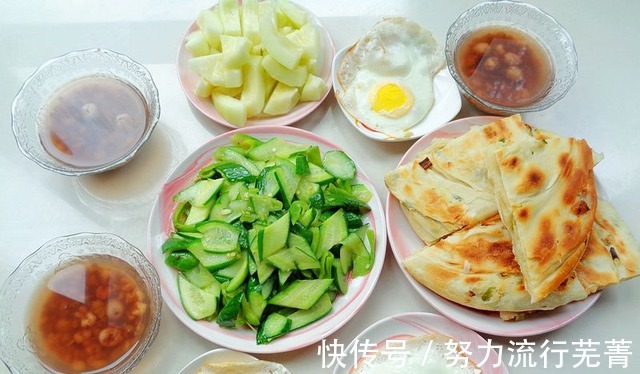 解暑汤|我家三伏天早餐，煎鸡蛋配解暑汤，清热降火，真不错！