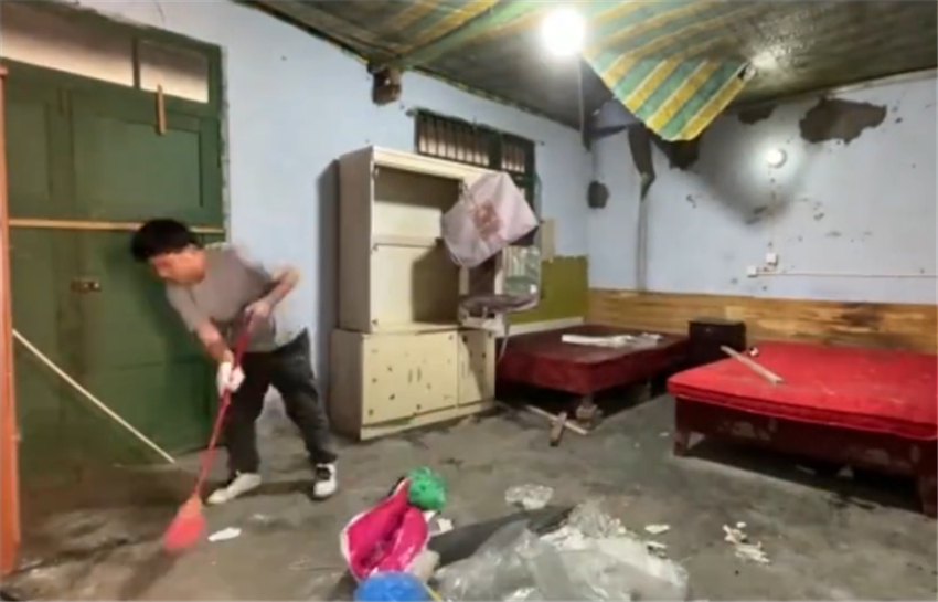 厂房|成都老公为妻女改造废弃厂房宿舍,15㎡空间,千元改造成温馨的家