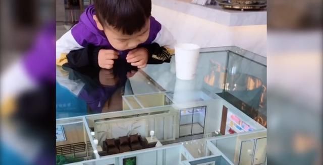 动画片|萌娃趴在售楼模型面前一动不动,宝妈走进一看无法淡定视力真好