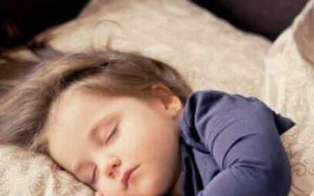 如果宝宝经常这样睡觉，发育会比同龄小朋友落后很多，赶紧改过来