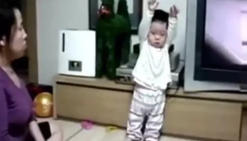 犯错|宝宝犯错被妈妈责罚,这个行为却让妈妈暖心,网友太聪明了