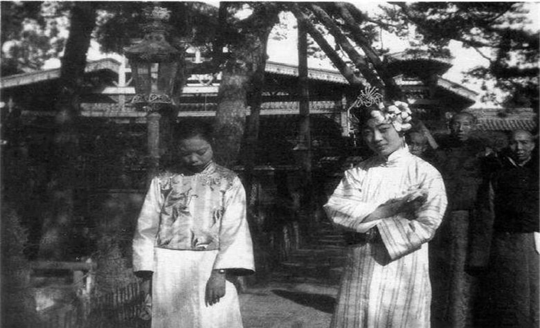 末代|末代皇后婉容,历经坎坷终成疯子,晚年却遇到最后的温暖