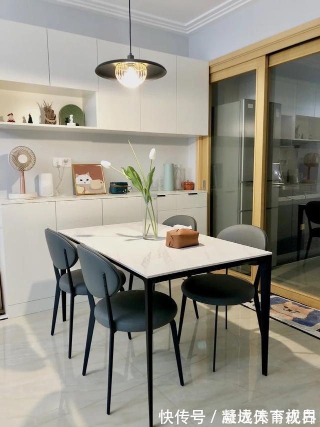 阳台上|她家不吊顶,只走石膏线,墙面不造型,只刷乳胶漆,太简洁耐看了