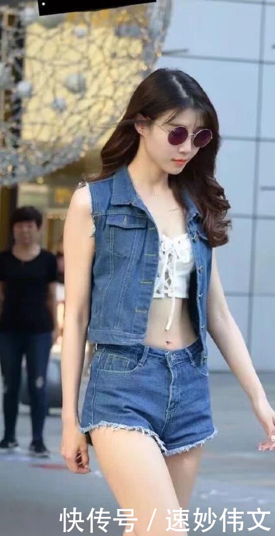 短裤|美女很有女王气质范,穿无袖上衣搭配牛仔短裤,能玩出新花样