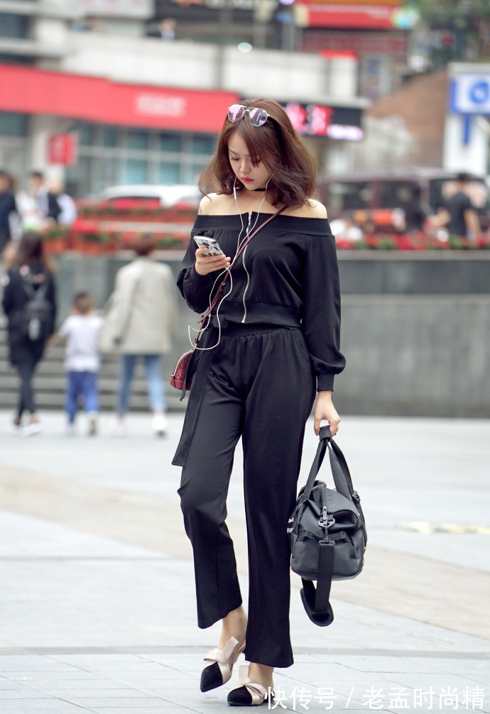 重庆|重庆街拍,撞色卫衣搭配牛仔裤,性感与时髦并存!