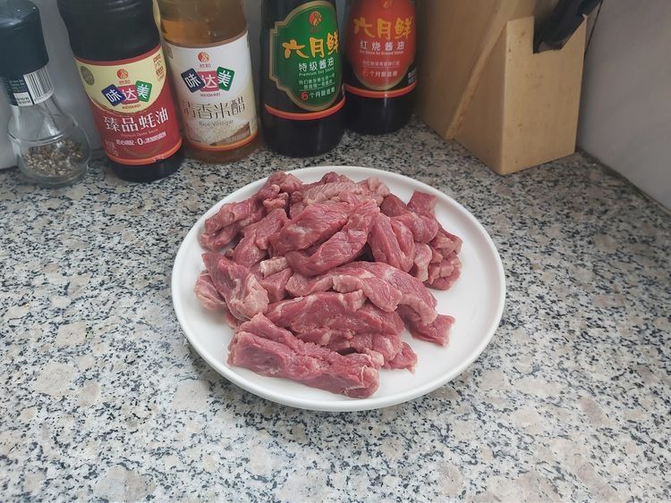 孜然搭配牛肉炒一炒，鲜香入味，比外面的烧烤还好吃