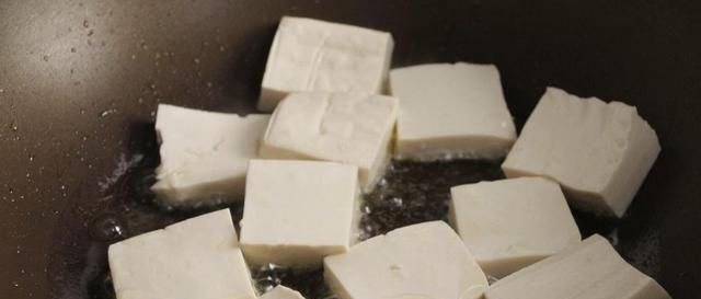 在家想吃铁板豆腐，没有铁板用平底锅做，香辣入味，开胃又下饭