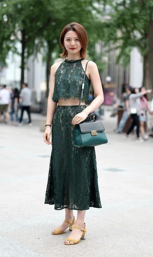 美女端庄大方的裙子搭配气质干练，清新细腻衬托出你的时尚感