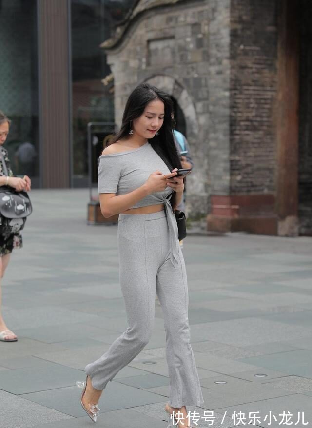 小迪 华丽典雅的瑜伽裤穿搭帅气有魅力,显得身材修长高挑,减龄美丽