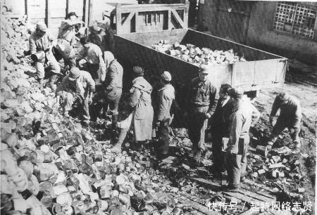 终究|日本战败后很悲惨，侵略他国的下场，终究以毁灭自己收场。