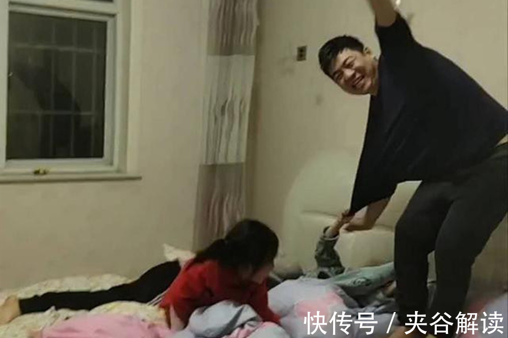 妈妈|父子4人抢妈妈，谁打赢谁和妈妈睡，网友喊话：这是欺负小朋友啊