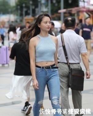 牛仔裤|修身背心搭配牛仔裤,时尚又奢华,彰显女人的独特魅力