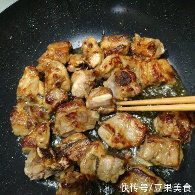 学会这道奶奶家的秘制糖醋排骨，想低调都不行