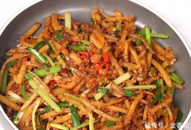 美食推荐:油酥土豆丝,韭菜炒茄丝,肉炒豆角丝,干烧鲫鱼的做法