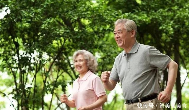 老人|走路姿势可看出60岁的人是否长寿?老年人的走路形态真重要吗?