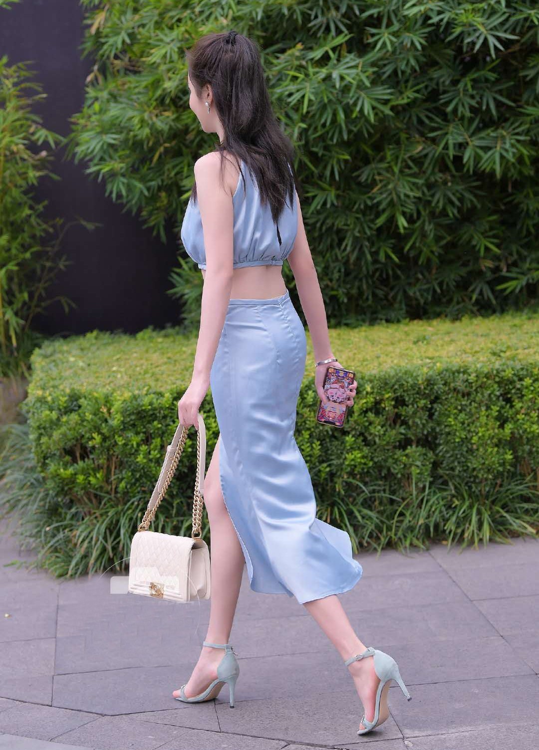 设计|连衣裙还可以这样穿? 将它剪成两种不同的款式, 简单又不失设计感