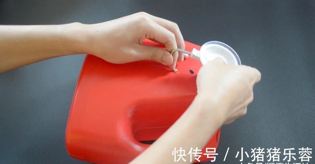 瓶子|洗衣液瓶上粘一个吸盘挂钩, 10个人里9个都需要, 简直太实用了