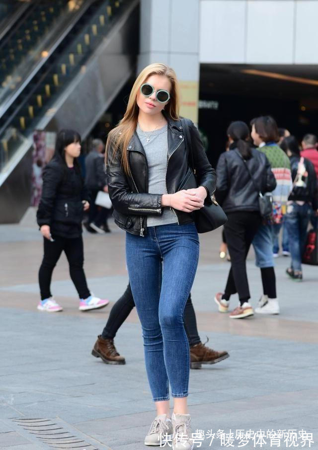 吊带背心 浅蓝色牛仔裤外搭风衣,很有甜美时尚感,女人味爆棚