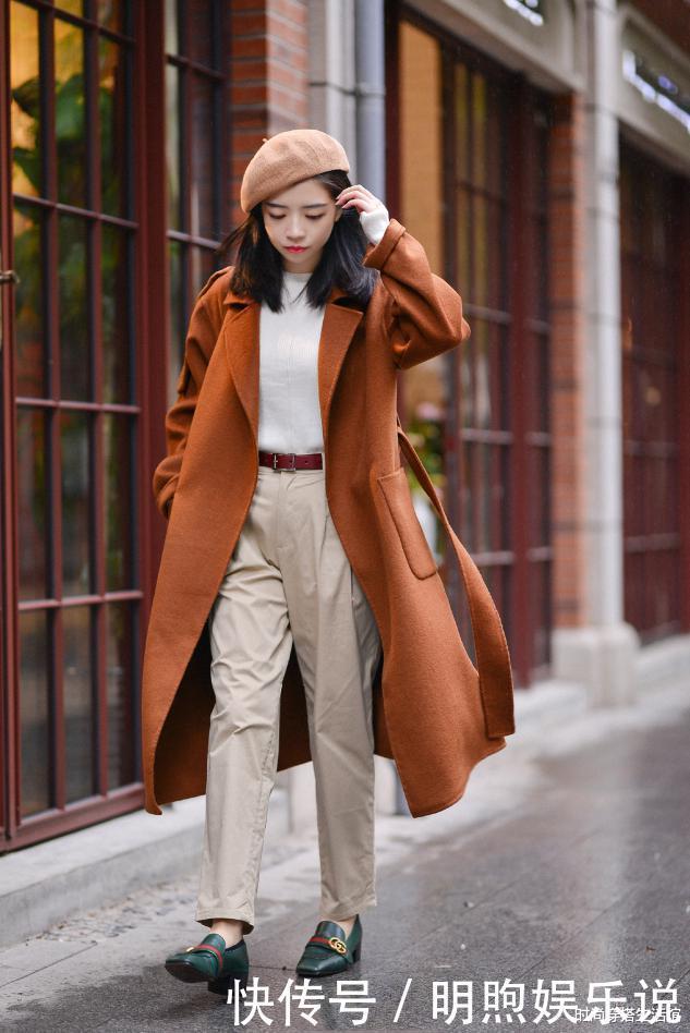 大衣下面别穿小脚裤，显矮！瞧三木这样穿，显高又保暖