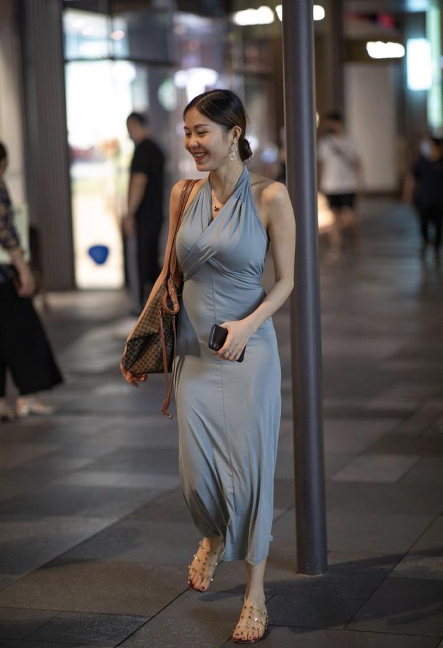 美女|美女与闺蜜逛街,穿“连衣裙”秀身材,轻松站得C位