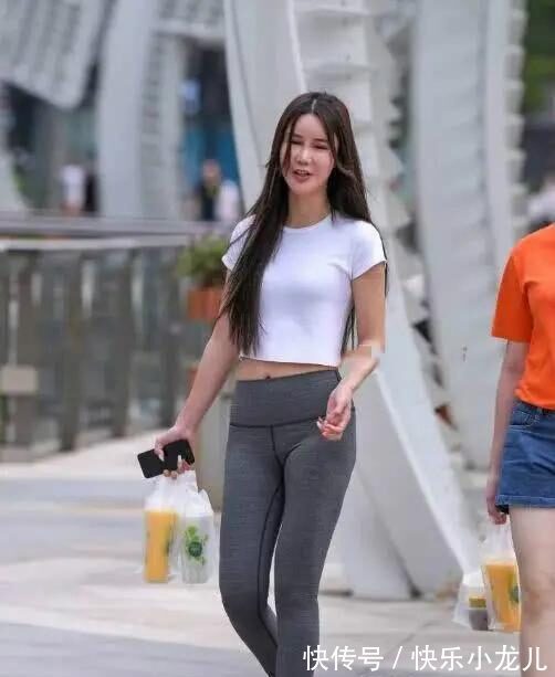 装扮 打底裤的装扮年轻有气质,衬托精美时尚感