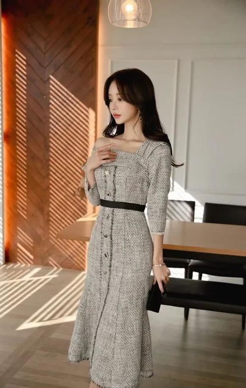  气质|美女穿搭：曼妙幽灰搭肩磨砂衣裙，典雅气质，女人味在蔓延