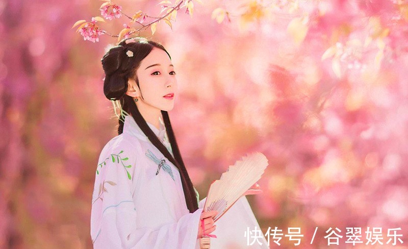 对联招亲$才女出上联“一杆银枪挡雄兵百万”，书生智对下联，羞红才女