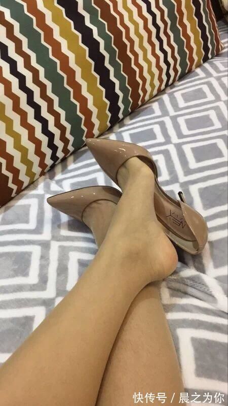 尖头 精致设计的尖头细跟高跟鞋配上丝袜,清爽十足,成熟又知性