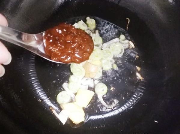 炖鱼,加酒加醋去腥就废了,正确的是放“它”,上桌就扫光