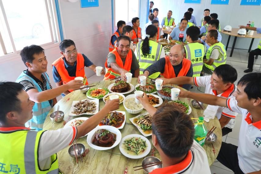 工地|青岛工地上的“花式”中秋节：工人亲手做月饼，空中塔吊送祝福