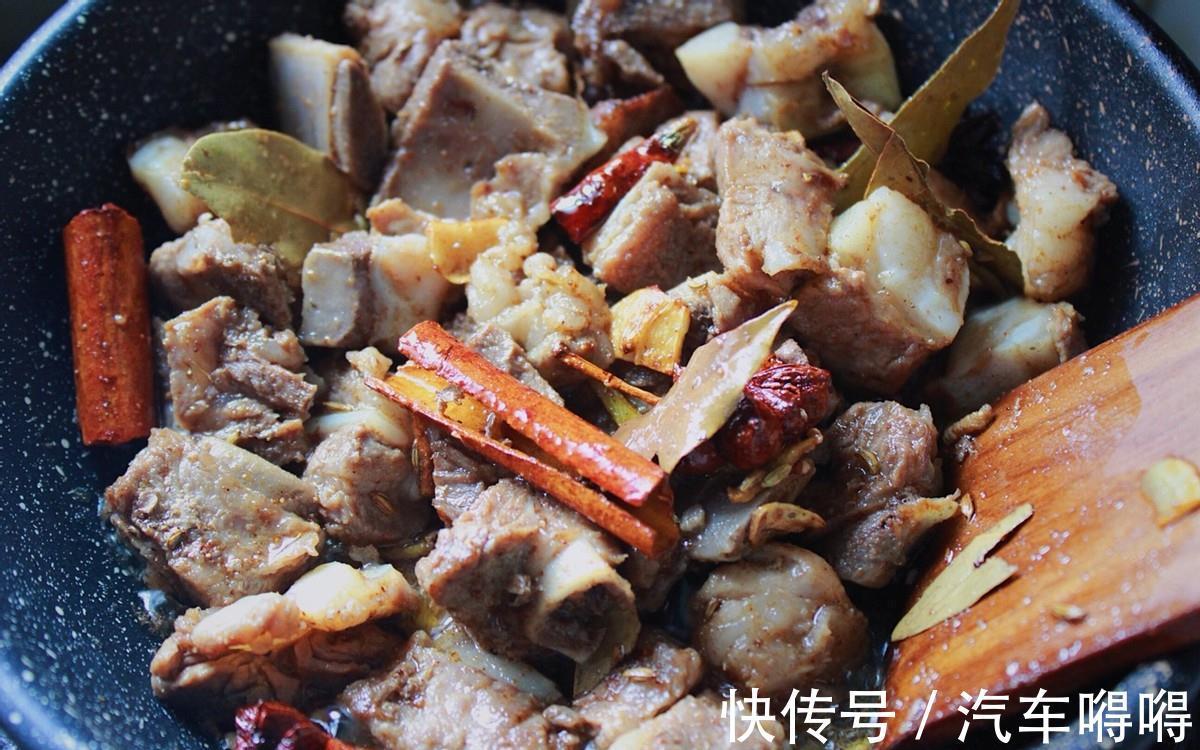 开胃|排骨别总红烧了，做一道香辣开胃的香煎小排，好吃到舔手指