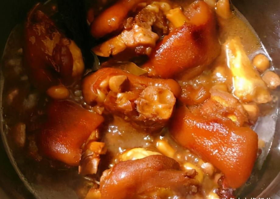 小雪节气后，吃牛肉羊肉，别忘吃猪脚，加花生一炖，满满胶原蛋白