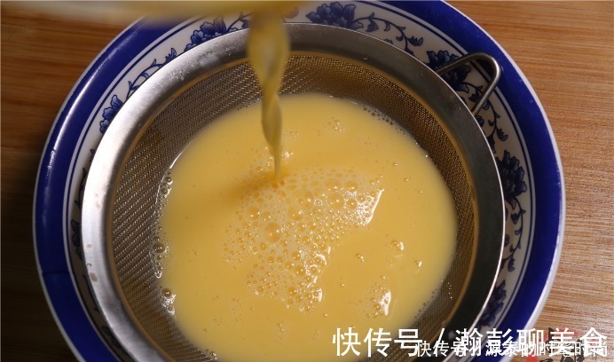 蒸鸡蛋羹时，开水比例才是关键！掌握一个诀窍，鸡蛋如布丁嫩滑