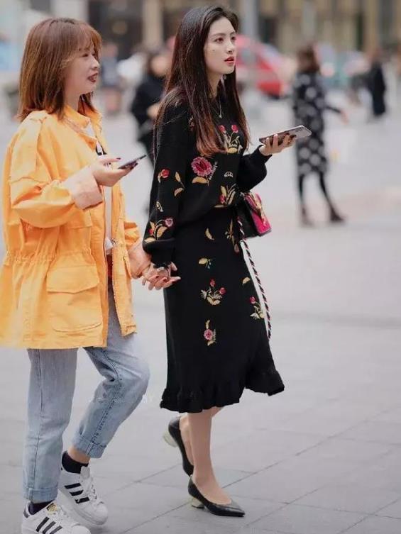 高跟鞋|街拍软玉温香的美女，一件白色上衣配黑色短裤，时尚达人气质