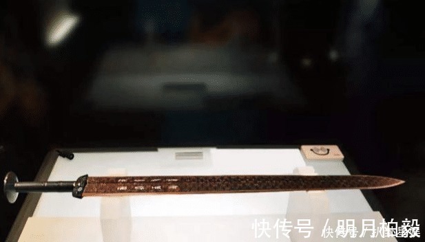青铜剑!专家破解千古名剑干将莫邪之谜,并非青铜剑,可能是花纹钢之祖