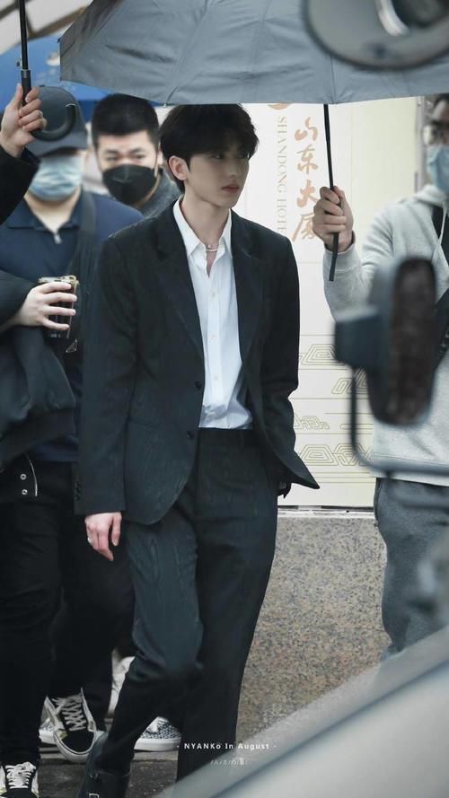 蔡徐坤黑西装亮相《奔跑吧》发布会 贵气十足的霸总坤帅气来袭!