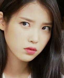 |搞笑GIF:姑娘你这眼神能杀人呀!真是吓死宝宝了