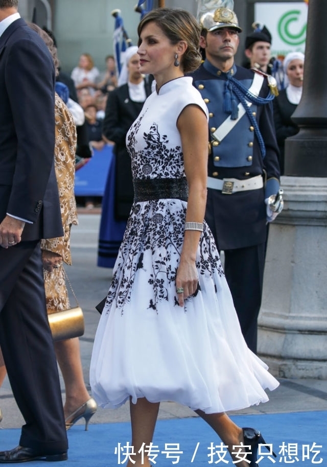 被西班牙王后高贵气质折服!7百块格子半裙穿得像7千块,秒售罄