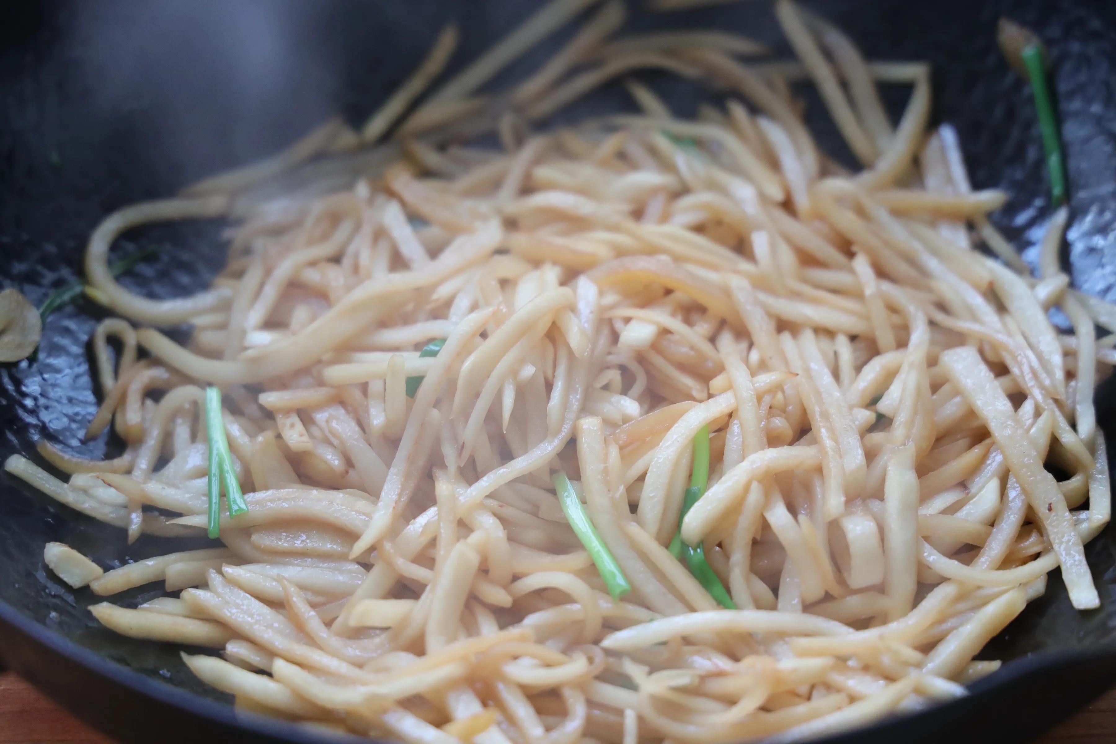 适合冬天吃的一道素菜,简单易做,营养丰富,一盘菜2块钱搞定