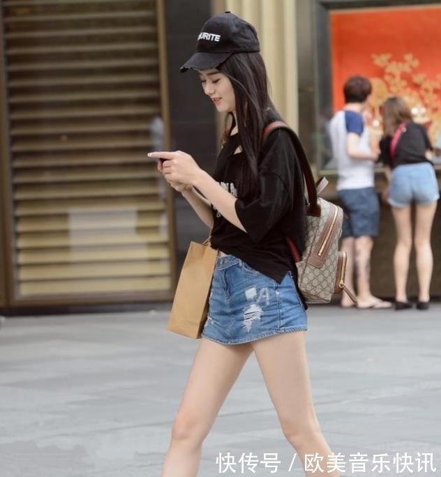 暑假怎么穿,热裤配拖鞋