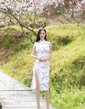 好身材|25岁的车模美女,完美曲线轻松驾驭旗袍,运动健身成就好身材,令人羡慕