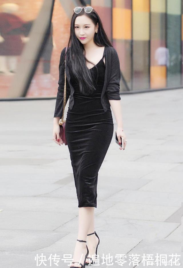 黑色吊带连衣裙搭配针织衫,大方得体又靓丽,充满着气质与浪漫
