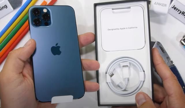 边框|iPhone 12 Pro暴力测试！用刀刮、掰弯，这台手机能扛得住吗？