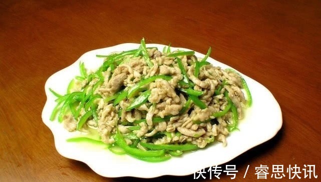 青椒炒鸡蛋时，不要直接下锅炒，记得加一个步骤，鸡蛋鲜嫩可口