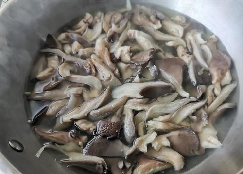  元旦家宴，下面下做法，吃着口感像肉，大人小孩都爱吃