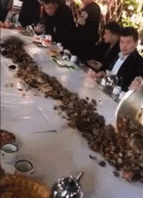 |搞笑GIF:今天视察老婆工作,我只能薅你的头发了