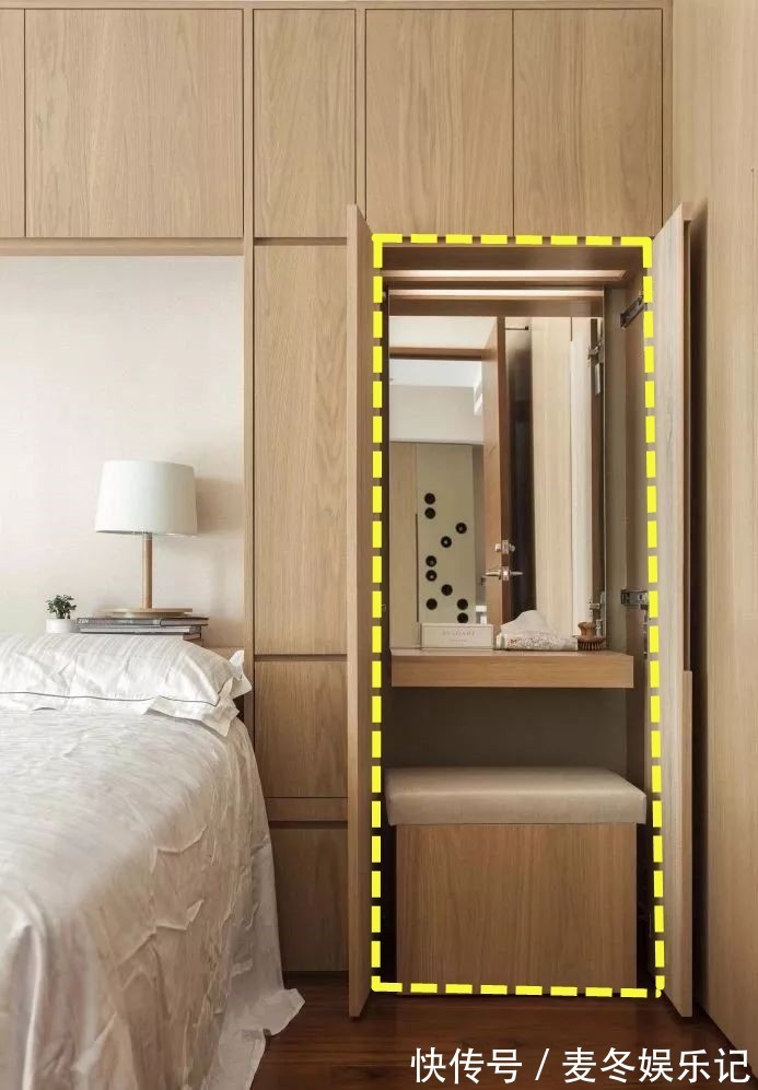 衣帽|卧室装2面衣柜打造3㎡大衣帽间，预留80公分隔出梳妆区，太巧妙了
