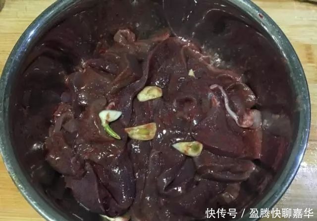 炒猪肝时，先腌制还是先浸泡？之前都没留意，难怪又柴又腻