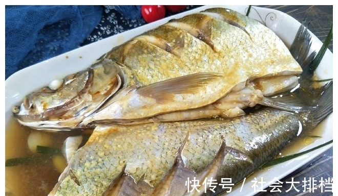 清蒸鱼|清蒸鱼时,不用生抽不用盐,掌握1个小技巧,出锅又鲜又香
